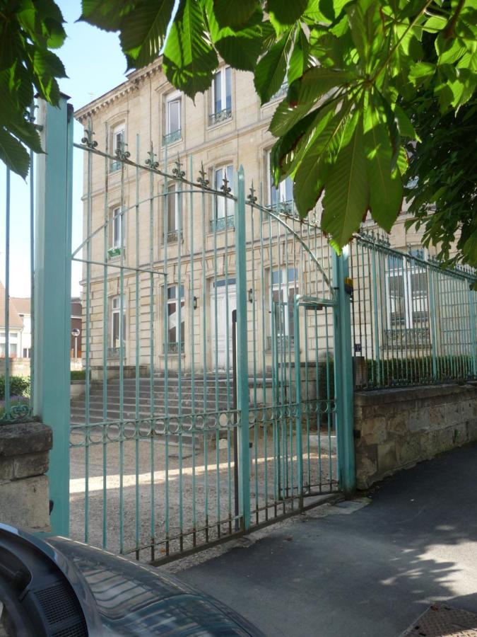 Studio Dans Charmante Batisse De Maitre Compiegnoise كومبيينْيِ المظهر الخارجي الصورة
